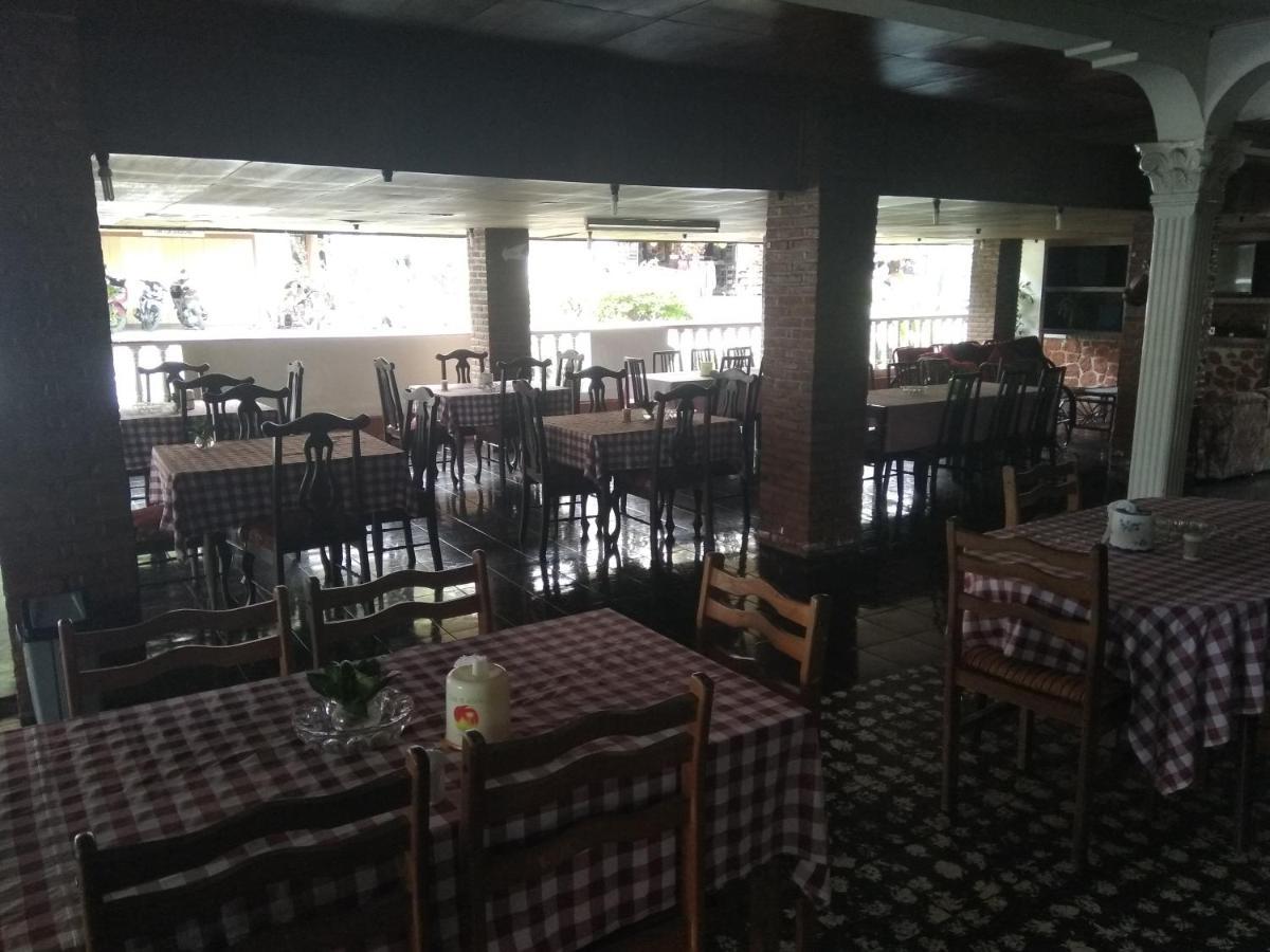 Bernard Guest House & Resto Redpartner Ambarita Екстер'єр фото