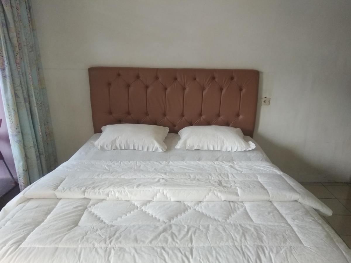 Bernard Guest House & Resto Redpartner Ambarita Екстер'єр фото
