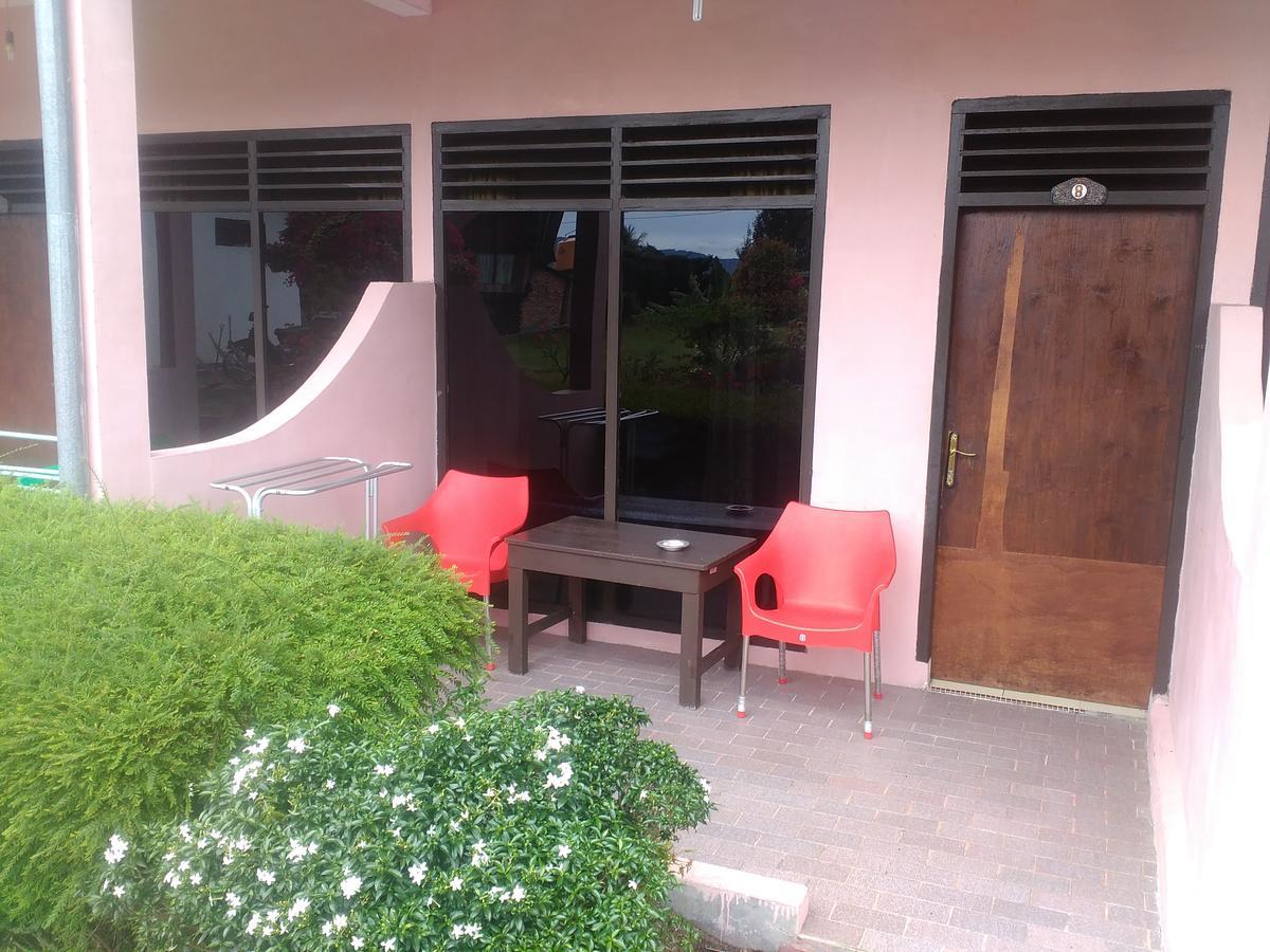 Bernard Guest House & Resto Redpartner Ambarita Екстер'єр фото